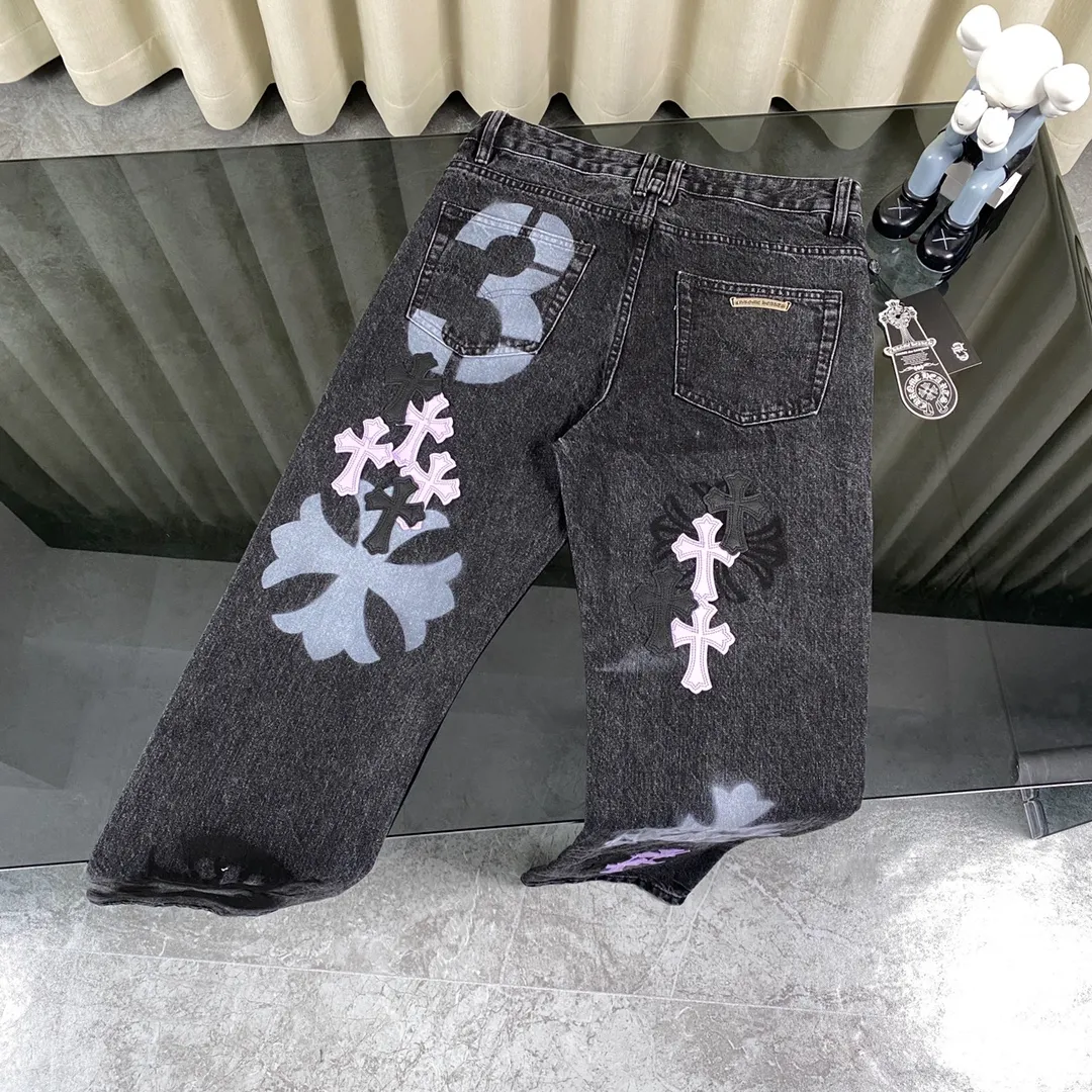 🅿️370 Chrome Hearts New Chrome Hearts Store Limited Edition Black Purple Ox King Heavy Industry Leather Label Jeans Same Style for Men and Women Original Purchased and Patterned 10W➕Really Restores the Ultimate Texture of Vintage Special Italian Cowhide Printing and Cutting Customized Sheepskin Three-layer Thick Line Leather The whole body is spliced in heavy water washing process Craftsmen hand-splash ink You can see the details Three-dimensional cutting version Loose and comfortable, not picky on the body, tall and slim, made by a large factory Original factory quality control, same style for men and women, can be matched with couples, versatile recommendation, must-have jeans for all seasons Color: black Size: S-XL